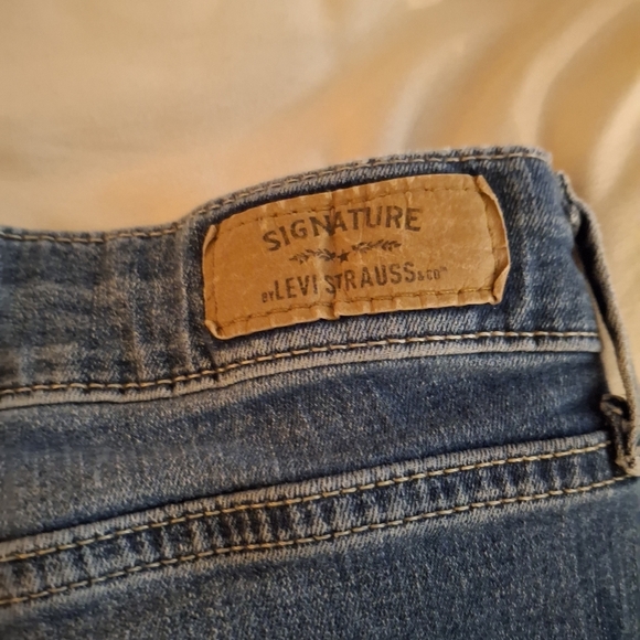Signature Levi Strauss & Company Women's Stylish Blue Denim Distressed Jeans - Picture 9 of 11